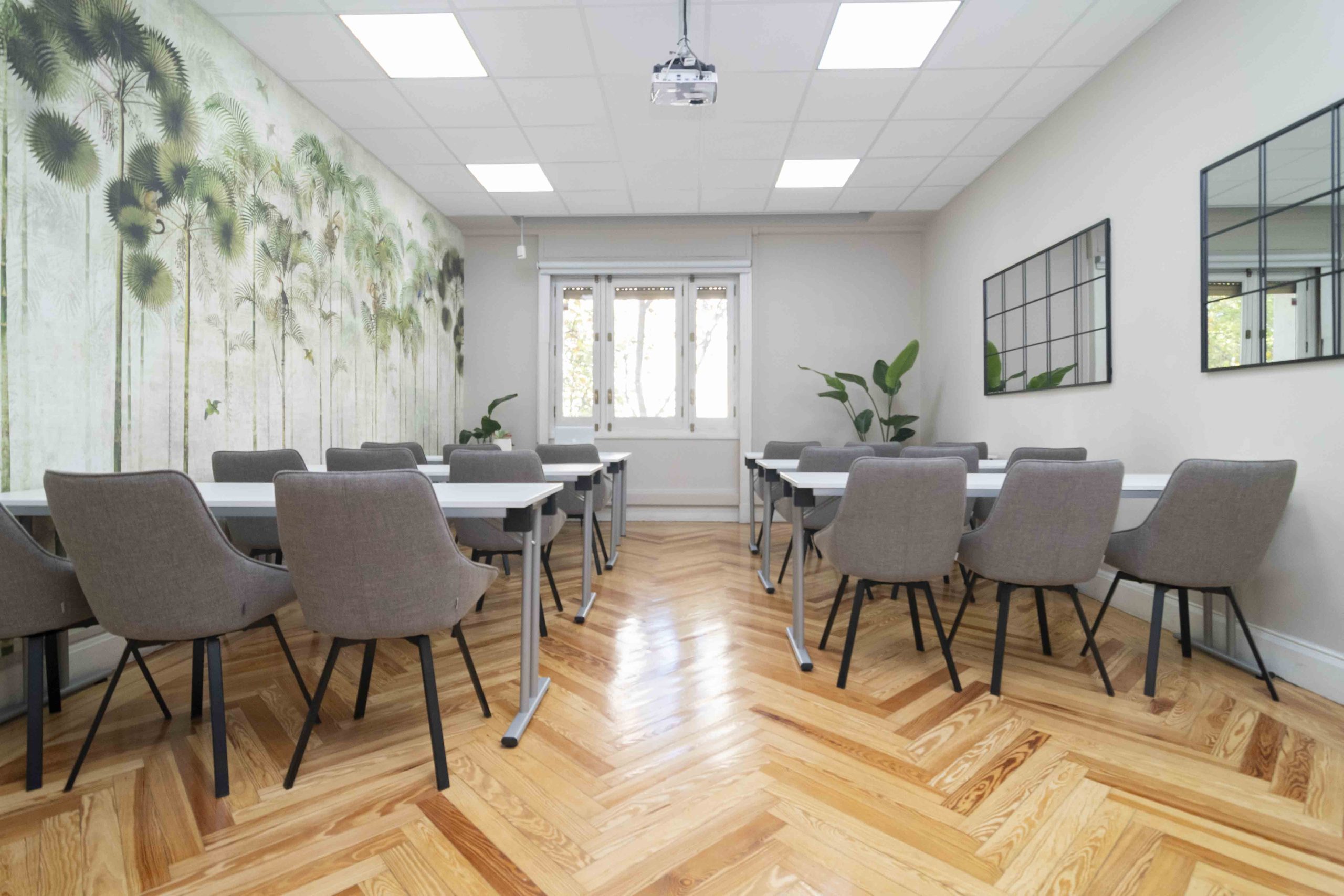 Sala de reuniones Abascal en Inspira Workspaces Madrid, preparada para formaciones