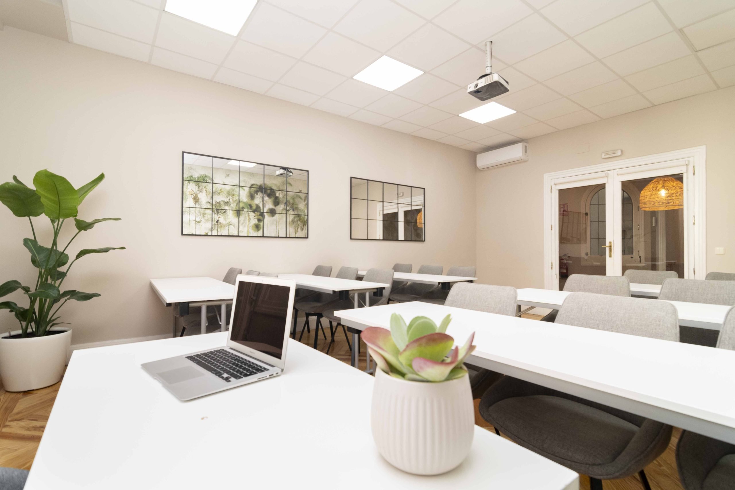 Sala de reuniones para grupos grandes en Atocha, Madrid
